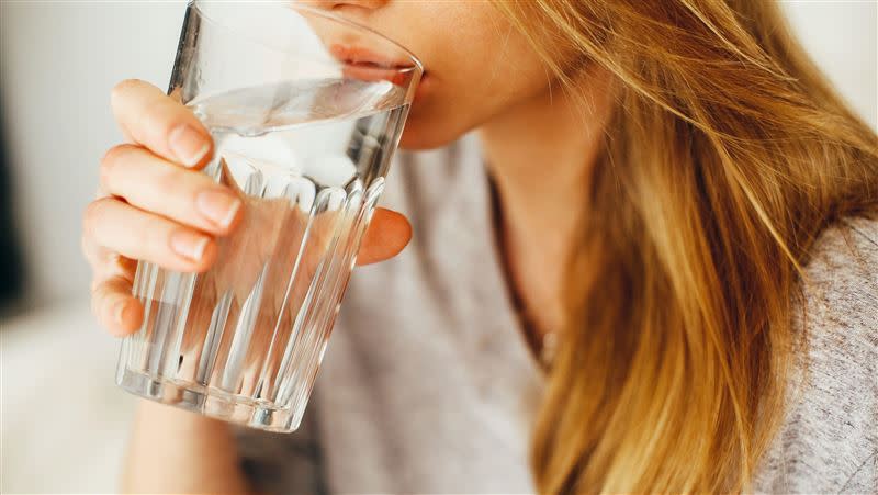 有研究認為多喝水可以減重，但最新統合研究發現，多喝水無法降低體重與腰圍。（圖／Pxhere）
