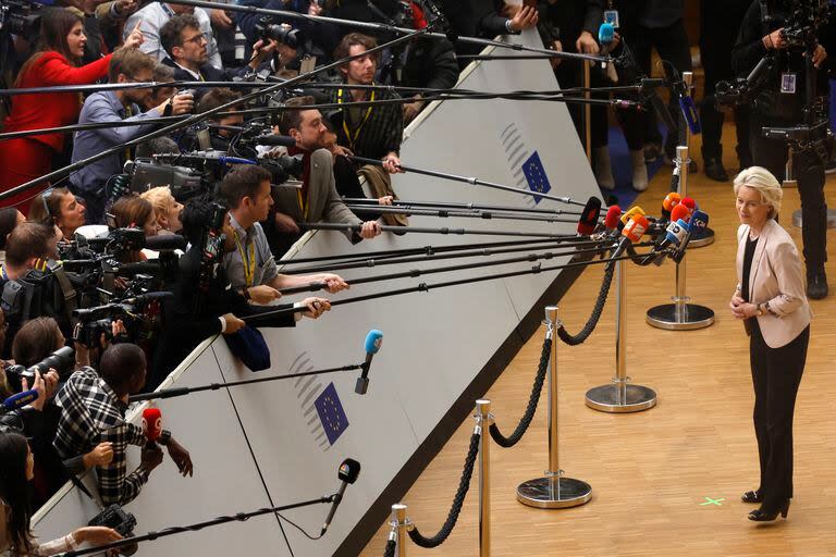 La presidenta de la Comisión Europea, Ursula von der Leyen, habla con los medios de comunicación a su llegada a una cumbre de la UE en Bruselas, el jueves 26 de octubre de 2023