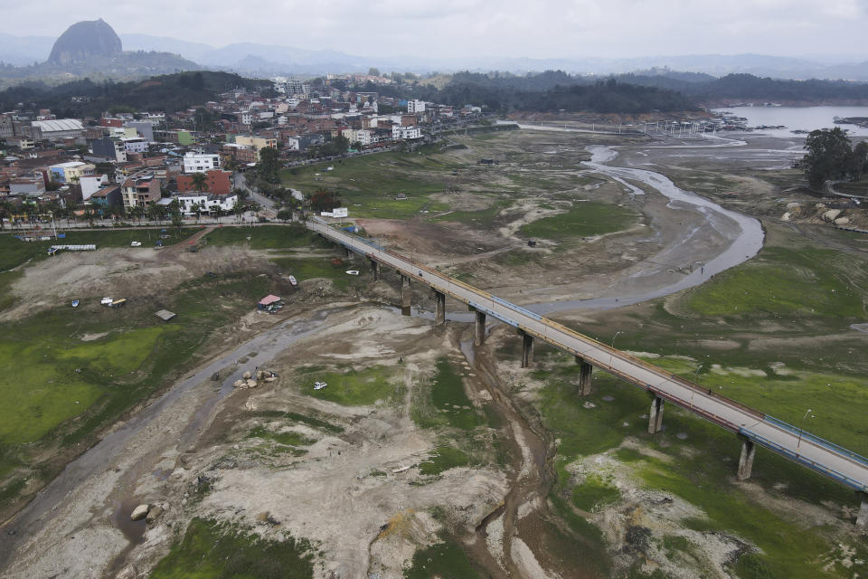 A view of the exposed banks due to low water levels of the El Penol-Guatape hydroelectric dam, in Guatape, Colombia, Wednesday, April 3, 2024. (AP Photo/Fredy Amariles)