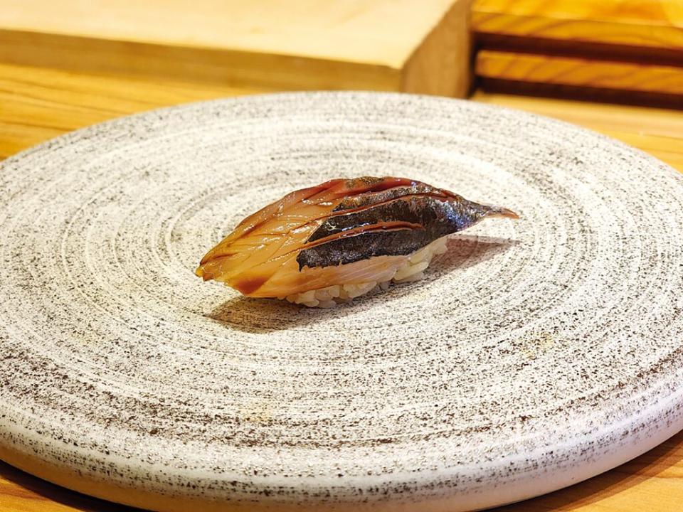 〈竹筴魚握壽司〉的竹筴魚，油脂豐富，入口甘甜。圖／姚舜