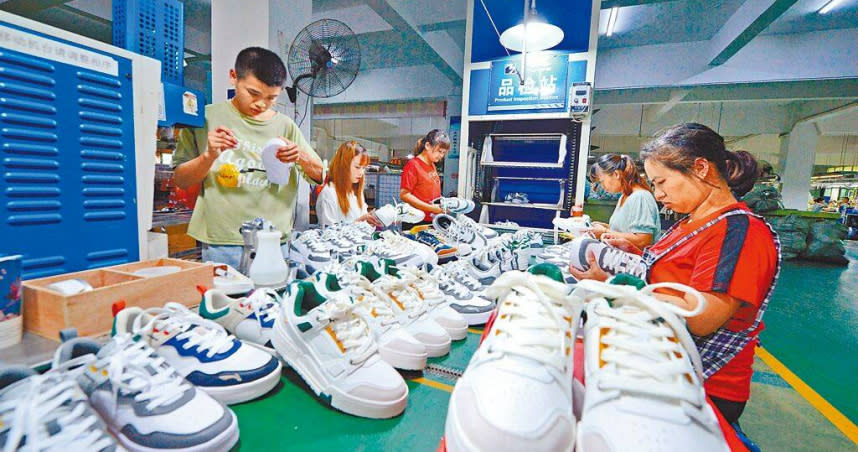 連續課徵16年多的大陸製鞋靴反傾銷稅，明年1月17日停止課徵。圖為福建泉州，工人在製鞋廠流水線上作業。（圖／中新社）