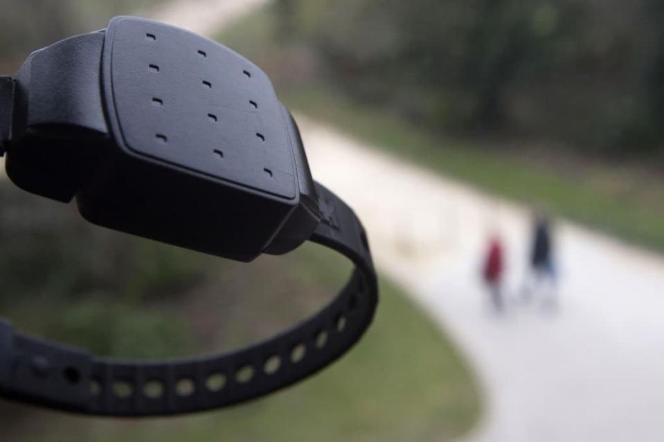 Un bracelet du dispositif électronique destiné à maintenir à distance de sa victime un conjoint violent, - JOEL SAGET / AFP