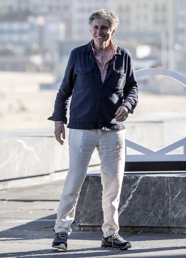 El actor irlandés Gabriel Byrne posa durante la sesión fotográfica de la película Dance first, durante la 71ª edición del Festival Internacional de Cine de San Sebastián