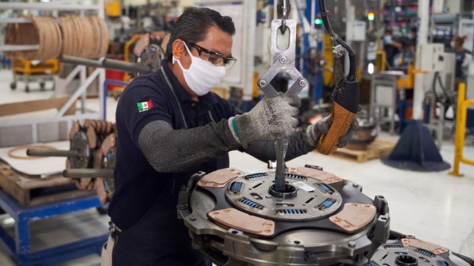 Trabajador en una fábrica de México