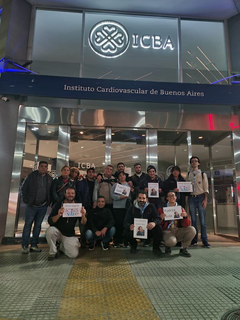 Los seres queridos de Soledad en la puerta del Instituto en donde se encuentra internada.