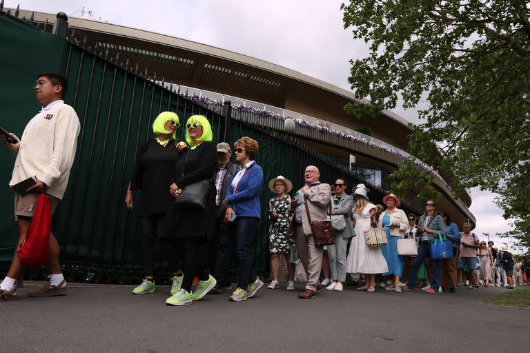 Miles de personas haciendo cola para entrar en el All England, el escenario de Wimbledon