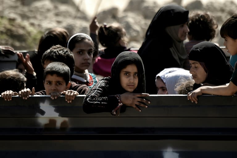 Displaced people evacuate west Mosul as Iraqi forces advance against IS jihadists inside the city on March 9, 2017