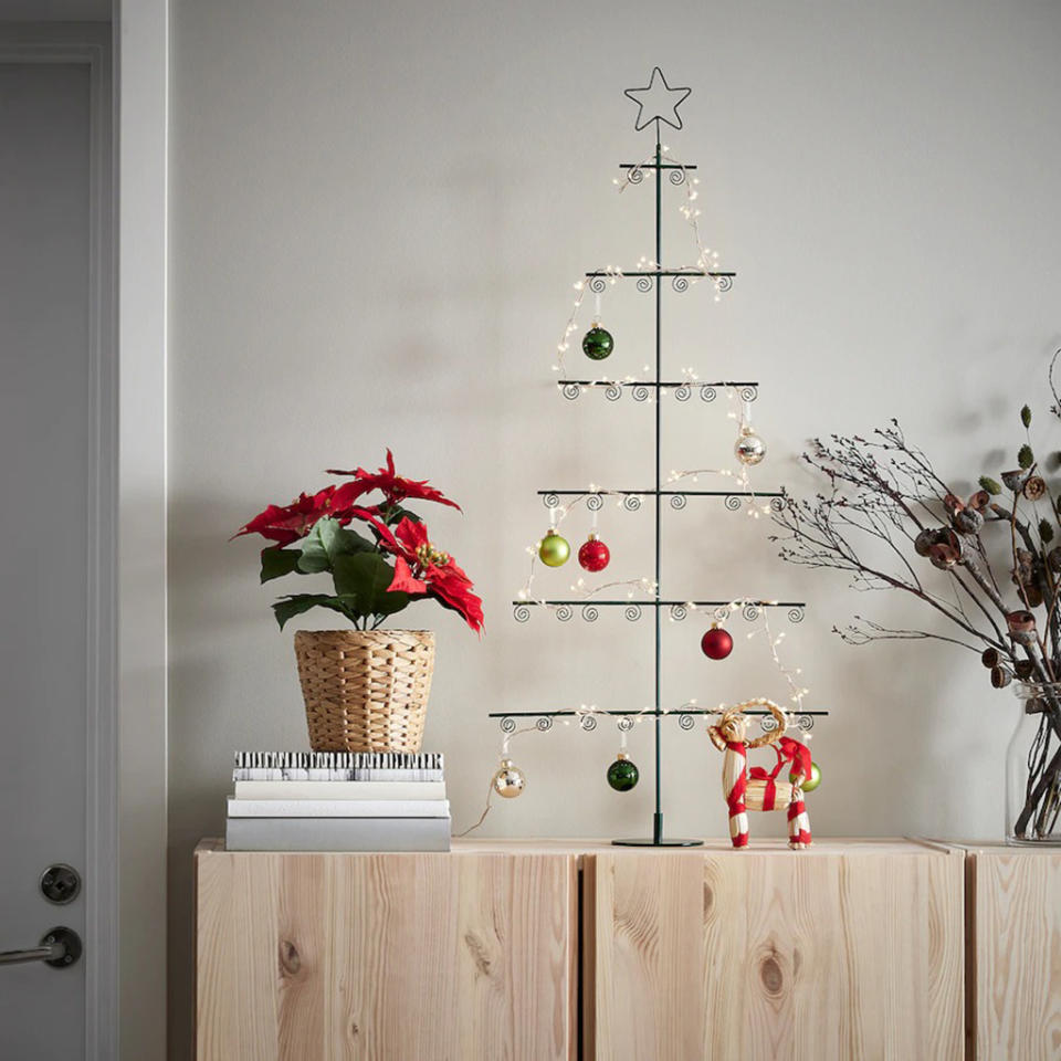 <a href="https://www.ikea.com/fr/fr/p/vinter-2021-decoration-sapin-de-noel-vert-80503988/" rel="nofollow noopener" target="_blank" data-ylk="slk:Acheter;elm:context_link;itc:0;sec:content-canvas" class="link ">Acheter</a><br><a href="https://www.elle.fr/Deco/News-tendances/Enchantez-la-decoration-des-fetes-avec-la-collection-IKEA-Noel-2021#xtor=AL-541" rel="nofollow noopener" target="_blank" data-ylk="slk:Voir la suite des photos sur ELLE.fr;elm:context_link;itc:0;sec:content-canvas" class="link ">Voir la suite des photos sur ELLE.fr</a><br><h3> A lire aussi </h3><ul><li><a href="https://www.elle.fr/Noel/Deco/L-irresistible-collection-Noel-2020-de-Zara-Home#xtor=AL-541" rel="nofollow noopener" target="_blank" data-ylk="slk:L’irrésistible collection de décorations de Noël 2021 de Zara Home;elm:context_link;itc:0;sec:content-canvas" class="link ">L’irrésistible collection de décorations de Noël 2021 de Zara Home</a></li><li><a href="https://www.elle.fr/Noel/Deco/Quand-acheter-son-sapin-de-Noel-et-le-decorer-3974024#xtor=AL-541" rel="nofollow noopener" target="_blank" data-ylk="slk:Quand acheter son sapin de Noël et le décorer ?;elm:context_link;itc:0;sec:content-canvas" class="link ">Quand acheter son sapin de Noël et le décorer ?</a></li><li><a href="https://www.elle.fr/Deco/News-tendances/collection-Noel-H-M-Home#xtor=AL-541" rel="nofollow noopener" target="_blank" data-ylk="slk:H&M Home Noël 2021 : la tradition retrouvée;elm:context_link;itc:0;sec:content-canvas" class="link ">H&M Home Noël 2021 : la tradition retrouvée</a></li><li><a href="https://www.elle.fr/Deco/News-tendances/collection-Noel-Maisons-du-Monde#xtor=AL-541" rel="nofollow noopener" target="_blank" data-ylk="slk:Maisons du Monde Noël 2021 : toutes les pièces de la collection qu’on s’arrache déjà;elm:context_link;itc:0;sec:content-canvas" class="link ">Maisons du Monde Noël 2021 : toutes les pièces de la collection qu’on s’arrache déjà</a></li><li><a href="https://www.elle.fr/Astro/Horoscope/Quotidien#xtor=AL-541" rel="nofollow noopener" target="_blank" data-ylk="slk:Consultez votre horoscope sur ELLE;elm:context_link;itc:0;sec:content-canvas" class="link ">Consultez votre horoscope sur ELLE</a></li></ul>