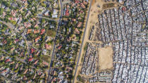 <p>Debido al Apartheid, en Sudáfrica se hace más evidente la diferencia entre vecindarios ricos y pobres. Esto es Johannesburgo desde el cielo. (Foto: Twitter / @UnequalScenes). </p>