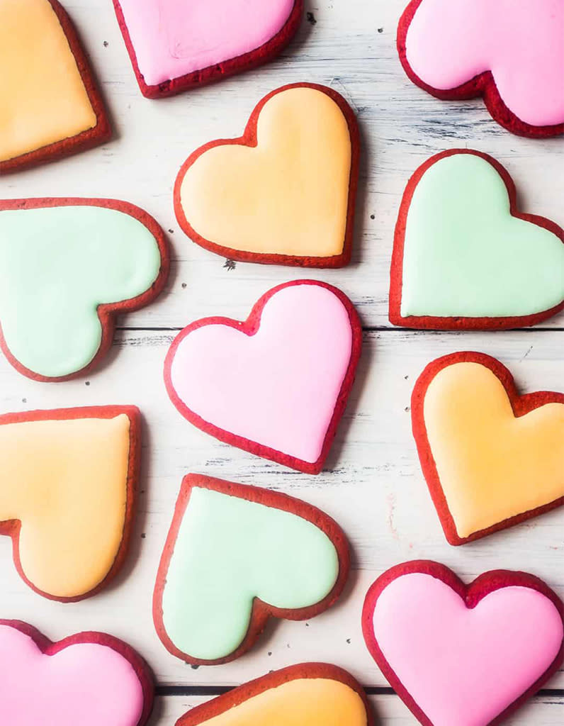 <p>En plus d’être délicieux, ces adorables cookies façon red velvet en forme de coeur, sont parfaits pour décorer votre table de Saint-Valentin.</p><p>Découvrir la recette <a href="https://bakingamoment.com/red-velvet-sugar-cookies/" rel="nofollow noopener" target="_blank" data-ylk="slk:ici;elm:context_link;itc:0" class="link ">ici</a></p><br>