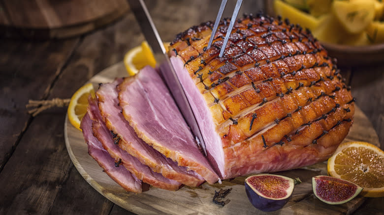 Glazed ham with blood oranges 