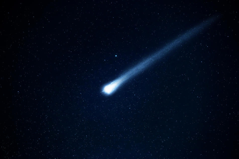 Treten Meteoriten in die Erdatmosphäre ein, verglühen sie meist zu einer Sternschnuppe. Manche aber sind groß genug und gelangen so auf die Erde. Dann können Forschende sie untersuchen. Foto: Symbolbild / gettyiamges / Trifonov_Evgeniy