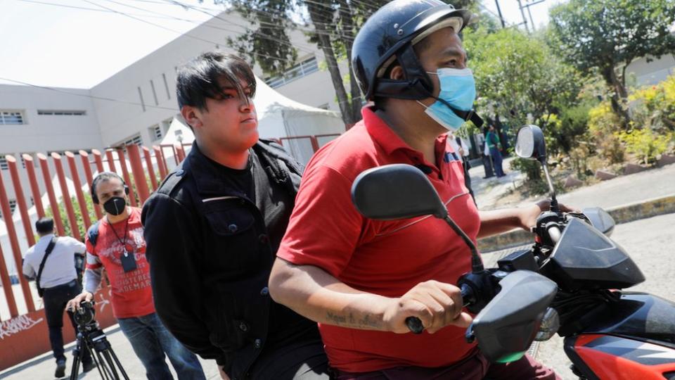 Dos hombres en moto en los alrededores del lugar del accidente del metro