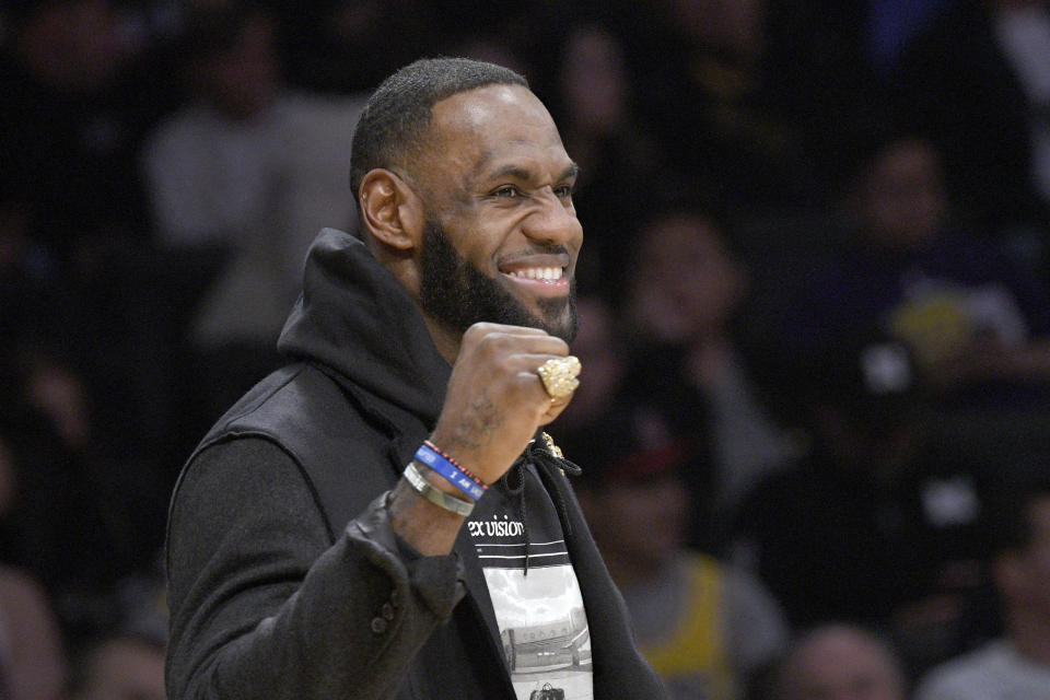 LeBron James, quien está lesionado, elogia a su equipo, Lakers de Los Angeles durante un partido con los Nuggets de Denver en  Los Angeles, el 22 de diciembre de 2019. (AP/Michael Owen Baker)