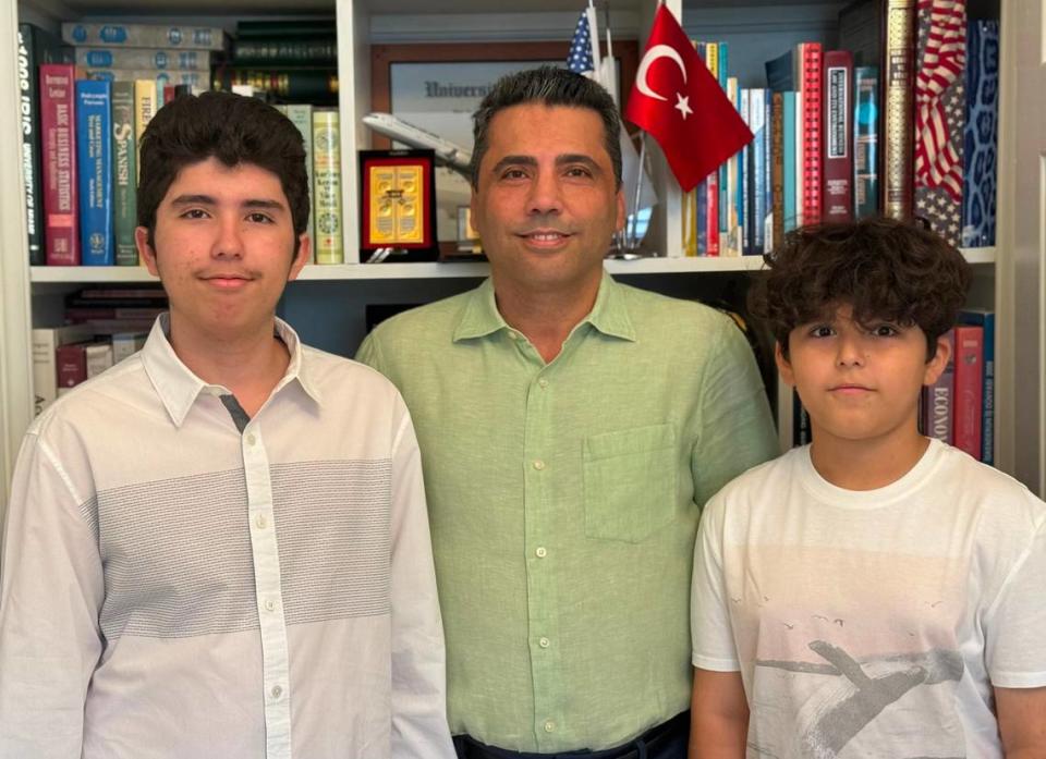 Mehmet Ulutas con sus dos hijos, Bera, de 14 años, y Enes, de 9.