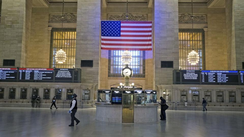 Der zur Hauptverkehrszeit fast menschenleere Grand Central Terminal in New York. 100 Tage nach dem ersten bestätigten Corona-Fall sind in der Stadt erste Lockerungen in Kraft getreten (Bild: dpa)