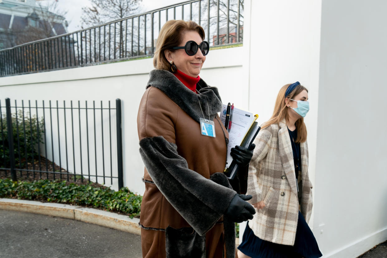 El abogado Sidney Powell, quien ha cautivado al presidente Donald Trump al venderle una teoría conspirativa sobre las elecciones, en la Casa Blanca, el 21 de diciembre de 2020. (Erin Scott/The New York Times).