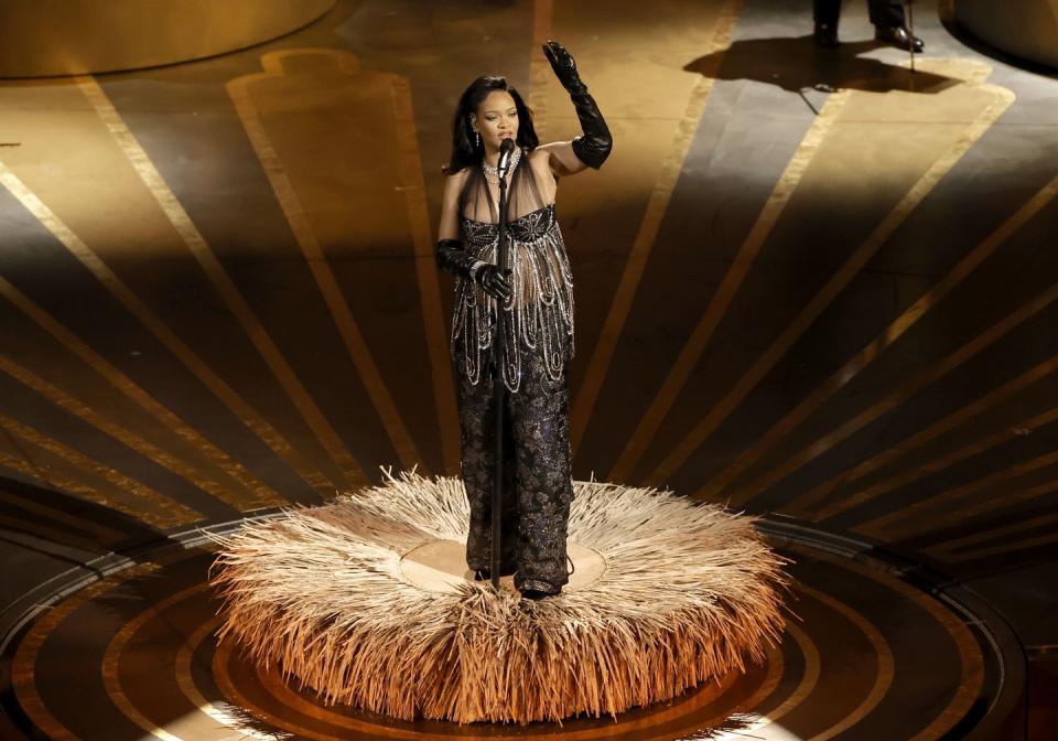 rihanna performing at the oscars