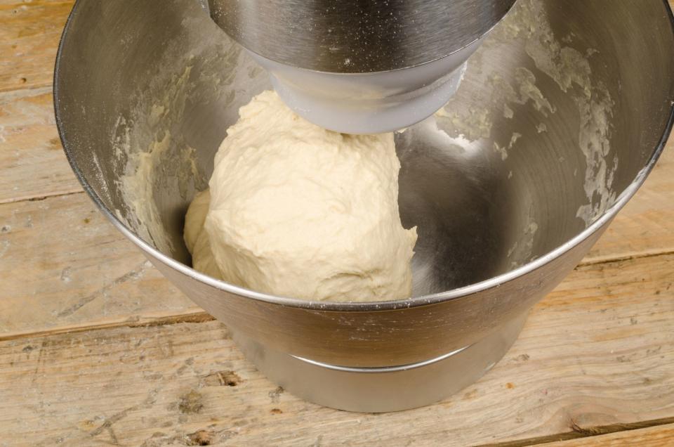 Wer keine Hefe verträgt oder einfach mal ein neues Rezept ausprobieren möchte, sollte folgendes Brötchen-Rezept mit Joghurt testen. Für etwa acht Brötchen werden 300 Gramm Mehl und ein Päckchen Backpulver gemischt. Dazu kommt etwas Zucker und Salz, 50 Gramm Butter, 150 Gramm Joghurt, ein Ei sowie etwas Zitronensaft. Dann das Gemisch einige Minuten mit dem Knethaken vermengen. (Bild: iStock/OlafSpeier)