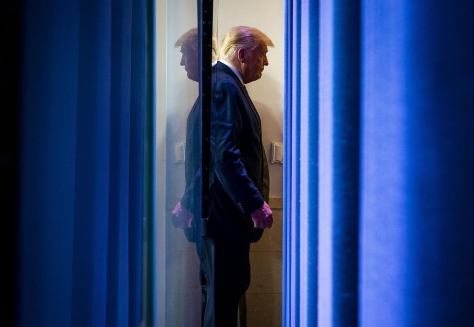 El presidente Donald Trump se marcha después de hablar con reporteros en la sala de prensa de la Casa Blanca en Washington, el 5 de noviembre de 2020. (Doug Mills/The New York Times)