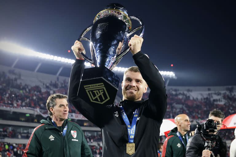 Lucas Beltrán y el trofeo de campeón de la Liga Profesional para River