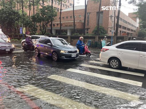 現場積水約半個機車輪胎高。（圖／翻攝畫面）