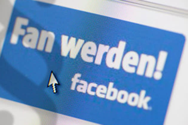 <b>Facebook: Werbung mit Profilfotos unzulässig? </b> <br> <br> Das Gesicht einer großen Werbekampagne zu werden – davon träumen viele Menschen! Dass man das über die Anmeldung bei Facebook aber auch ganz unfreiwillig werden kann, bemerkte eine junge Kanadierin beim Blick auf ihren Account. Nachdem sie ein Seite geliked hatte, erschien der Hinweis „Debbie Douez gefällt Cool Entrepreneurs" zusammen mit ihrem Profilbild im Newsfeed eines Freundes. Doch, auch wenn Facebook die Rechte an hochgeladenen Bildern hat, darf das Unternehmen diese Fotos niemals in Verbindung mit Werbung verwenden, so Douez‘ Anwältin. <a href="http://de.nachrichten.yahoo.com/blogs/total-digital/facebook-werbung-mit-profilfotos-unzul%C3%A4ssig-164842971.html" data-ylk="slk:Wie Sie vermeiden können, das Sie Teil einer solchen personalisierten Werbung werden, das erfahren Sie hier.;elm:context_link;itc:0;sec:content-canvas;outcm:mb_qualified_link;_E:mb_qualified_link;ct:story;" class="link  yahoo-link">Wie Sie vermeiden können, das Sie Teil einer solchen personalisierten Werbung werden, das erfahren Sie hier.</a> (Bild: ddp images)