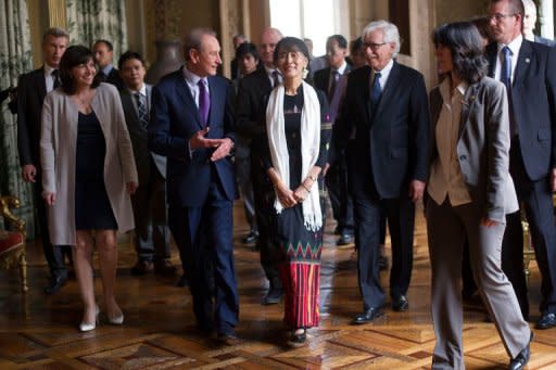 Paris Mayor Bertrand Delanoe (2nd L) welcomes Myanmar pro-democracy leader Aung San Suu Kyi (C) at the Paris City Hall. Suu Kyi, nearing the end of her triumphant Europe tour in France, accepted another award today as she became an honorary citizen of Paris