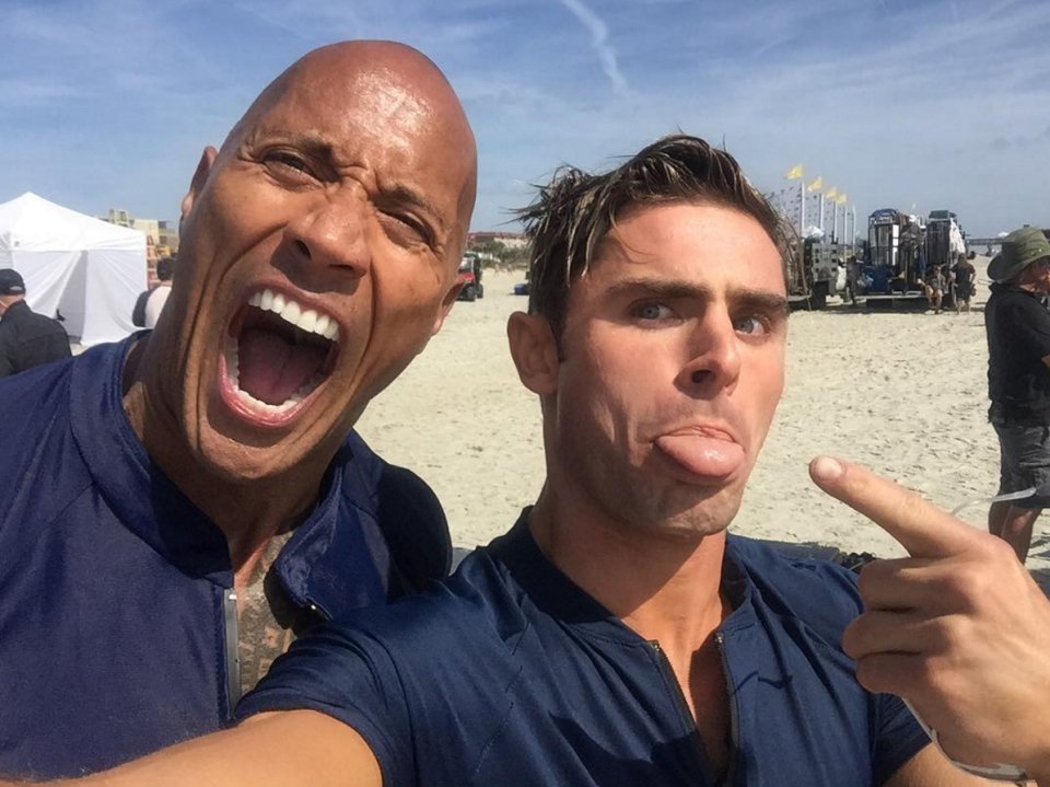 Zac Efron es uno de los protagonistas de la tira y publicó unas cuantas fotos del detrás de bambalinas. En esta foto junto a Dwayne Johnson con una actitud de compadres, escribió “Nuestras caras dicen todo: La película de Baywatch no es joda”