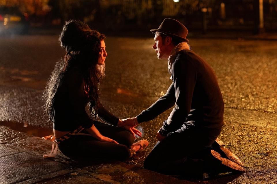 Marisa Abela y Jack O'Connell en 'Back to Black' (Dean Rogers/Focus Features)