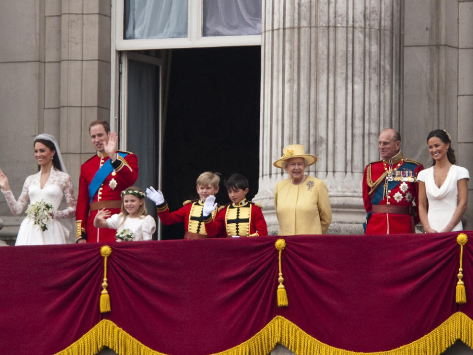 Brautpaar William und Kate, die Queen, Prinz Philip, Pippa Middleton, Balkon des Buckingham Palasts. (Bild: Shutterstock.com / Thomas Dutour)