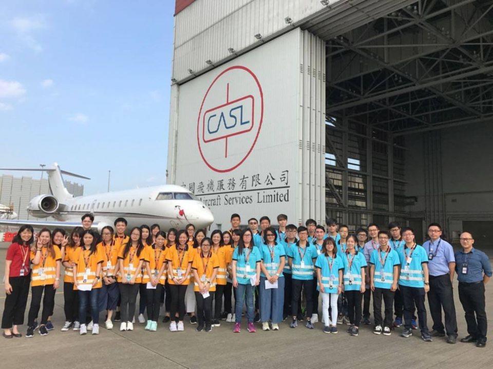 Si eres un gran aficionado a la aeronáutica, en el Aeropuerto Internacional de Hong Kong (China) hay una academia de aviación que ofrece diversos cursos. Algunos de ellos son de un solo día y te permiten conocer cómo funciona un aeródromo por dentro. (Foto: Facebook / <a href="http://www.facebook.com/HongKongInternationalAviationAcademy/photos/a.801284106700534/861618197333791/?type=3&theater" rel="nofollow noopener" target="_blank" data-ylk="slk:Hong Kong International Aviation Academy;elm:context_link;itc:0;sec:content-canvas" class="link ">Hong Kong International Aviation Academy</a>).