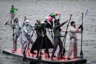 <p>Un millier de personnes ont participé dimanche au Nautic Paddle de Paris, course de stand-up paddle sur la Seine. </p>