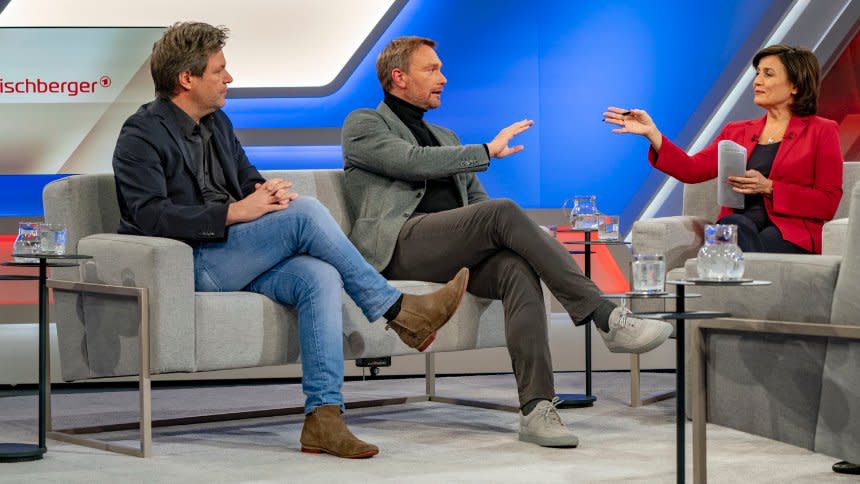 Robert Habeck (Grüne) und Christian Lindner (FDP) waren sich in dieser Runde alles andere als einig: Habeck ist gegen, Lindner für Sanktionen. (Bild: WDR/Max Kohr)