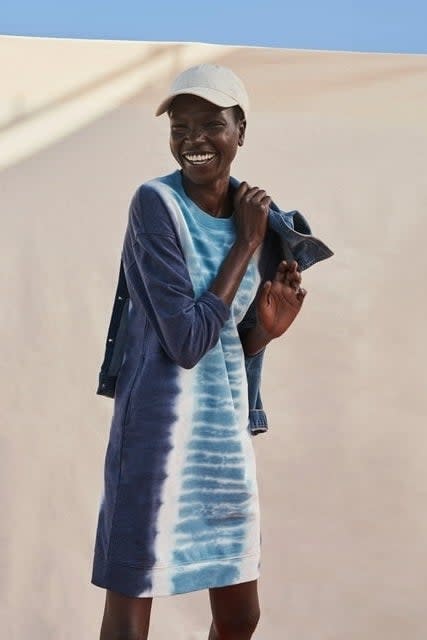 Model wearing white baseball cap