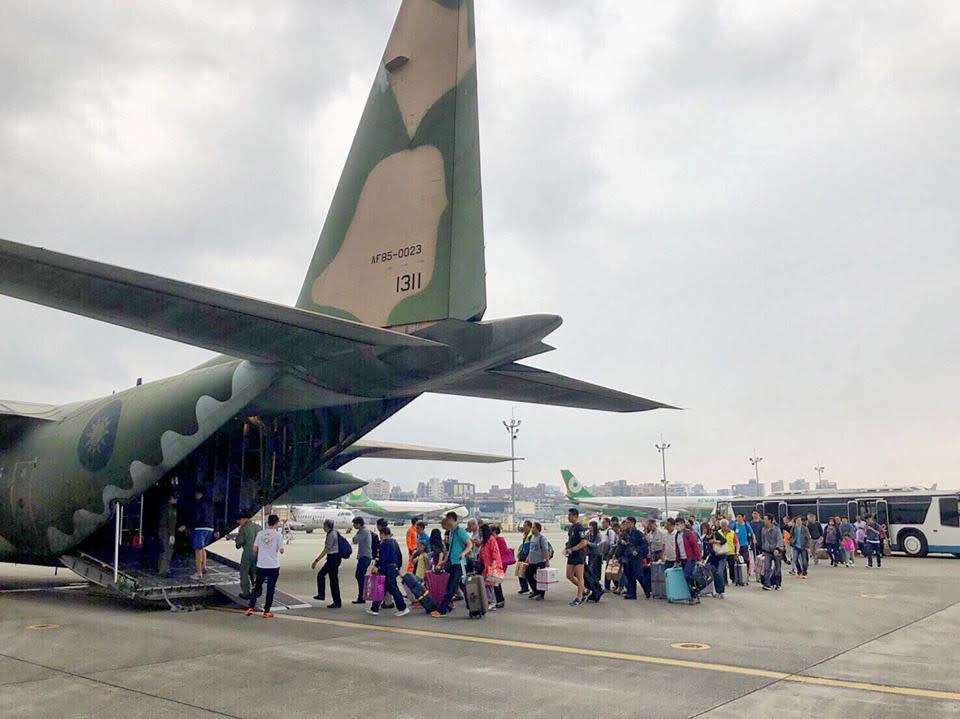 國軍出動C-130運輸機疏運離島民眾。（圖：國防部發言人）
