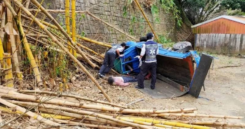 高雄市一對8旬夫妻駕車出門，行經山區產業道路時失控翻落4層樓高邊坡，目前2人送醫治療觀察中，所幸生命無礙。（圖／翻攝照片）