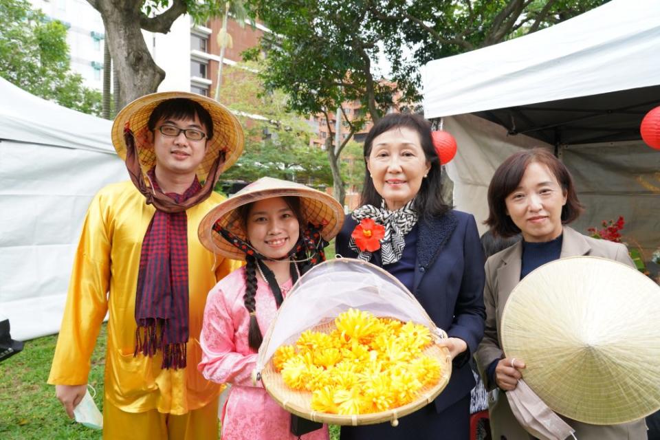 專屬新竹市新住民的「國國村莊」四日在北大公園開莊！有來自世界各國的十七位新住民頭家，準備私房小點及原創商品，體驗世界各國的熱鬧節慶。(記者曾芳蘭攝)