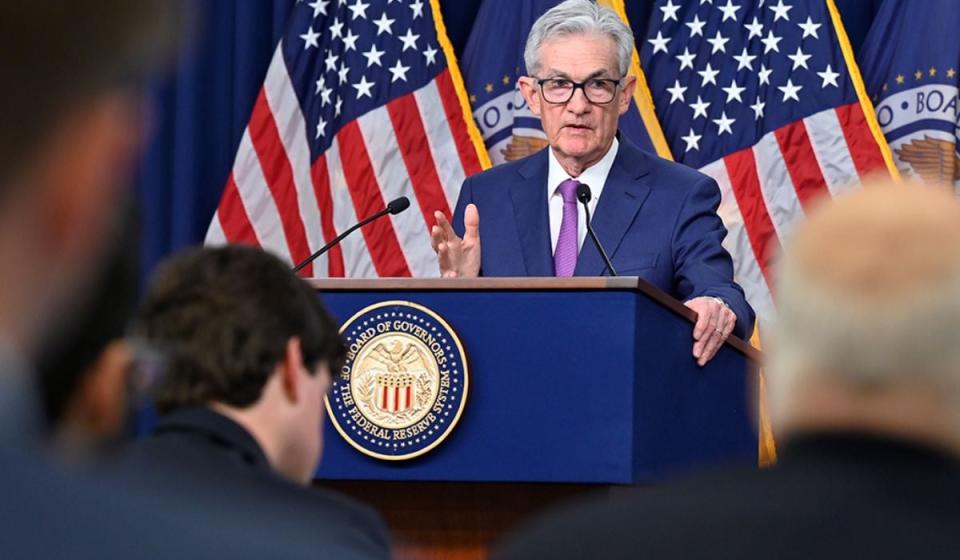 Jerome Powell explicando la decisión de mantener las tasas de interés en 5,25 % - 5,50 %. Foto: FED