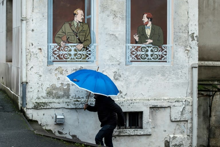 Un hombre pasa junto a una reproducción de los personajes Blake y Mortimer, del cómic 'La marca amarilla', el 2 de febrero de 2020 en la ciudad francesa de Angulema, durante la celebración de su conocido festival internacional del cómic (Joel Saget)