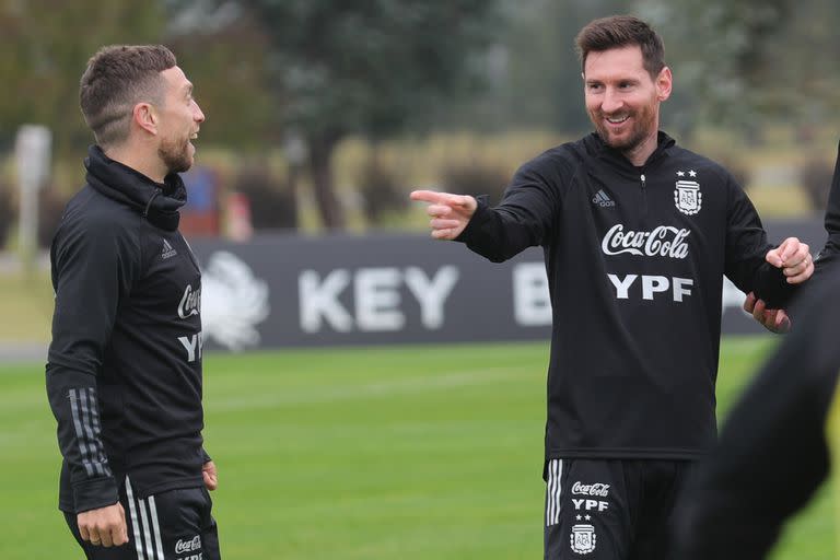 Entrenamiento de la selección argentina: Papu Gómez y Messi, distendidos.