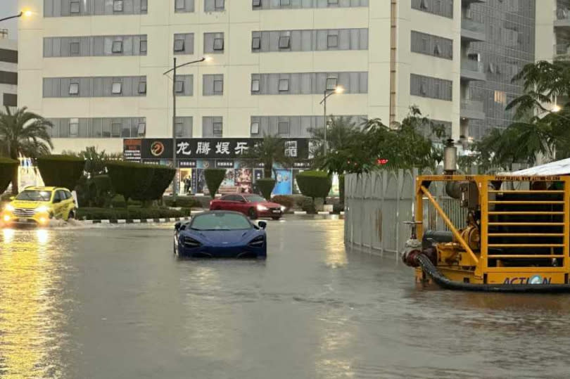 杜拜突如其來的大雨讓不少車輛一度困在水中。（圖／翻攝畫面）