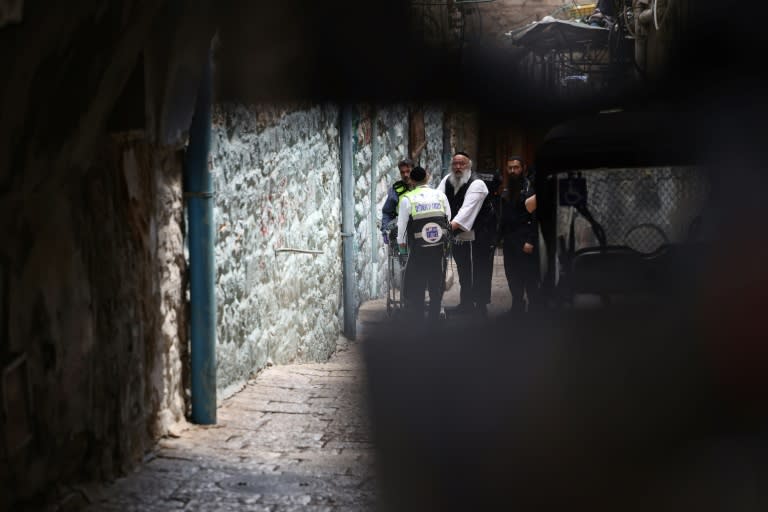 El servicio de respuesta de emergencias israelí evacua el cuerpo del asaltante que apuñaló a un agente en la Ciudad Vieja de Jerusalén el 30 de abril de 2024 (Ahmad Gharabli)