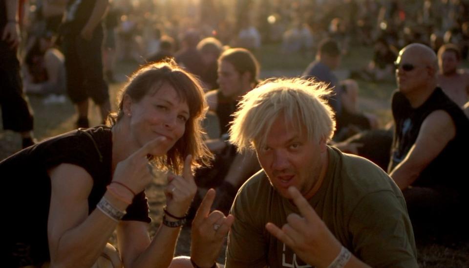 Diese beiden sind hart im Nehmen: "Sarnau & Hübner bei den Metalheads" - so lautet der Untertitel der vierstündigen Sondersendung "Alles auf schwarz - Wacken!!!", die im September 2013 im NDR-Fernsehen ausgestrahlt wurde. Jetzt dreht Charly Hübner mit Regisseur Lars Jessen sogar eine Fiction-Serie über das Festival. (Bild: NDR)