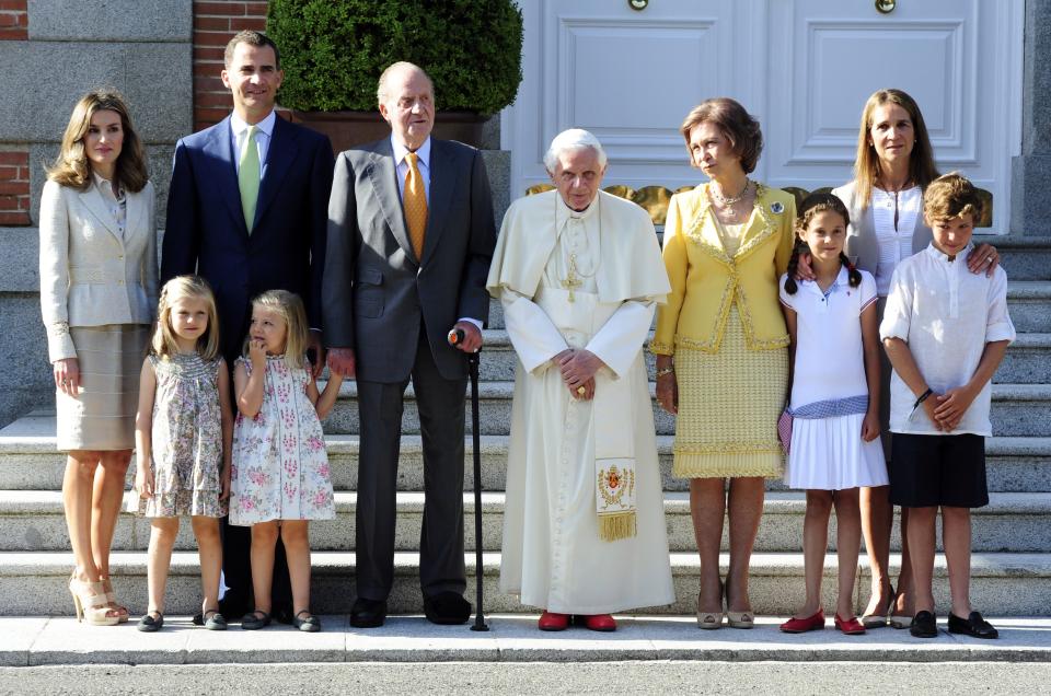 Con trenzas y vestida de blanco, así acudió al encuentro de la Casa Real con el papa Benedicto XVI. (Foto: Javier Soriano / AFP via Getty Images)