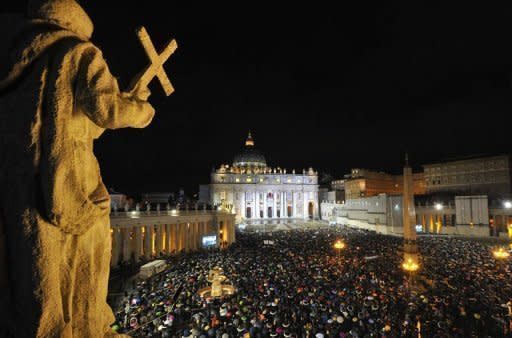 Photo Par Tiziana Fabi - La foule grossit à vue d'?il sur la place Saint-Pierre, où accourent des fidèles ayant appris l'élection du nouveau pape et voulant assister à sa première apparition publique