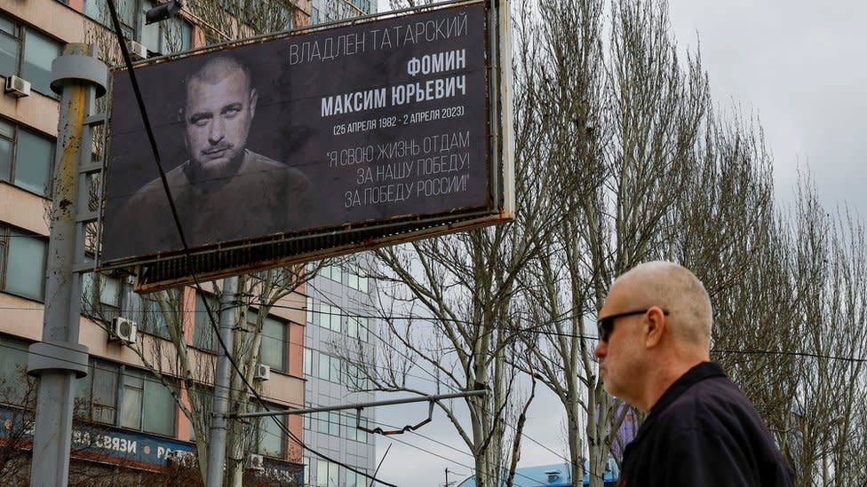 Un cartel en homenage al bloguero ruso Vladlen Tatarsky, asesinado el domingo 2 de abril en San Petesburgo.