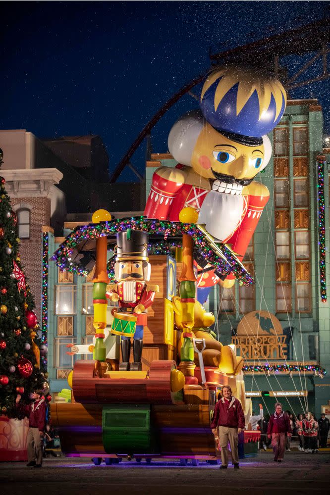 Universal's Holiday Parade featuring Macy's | Universal Orlando Resort