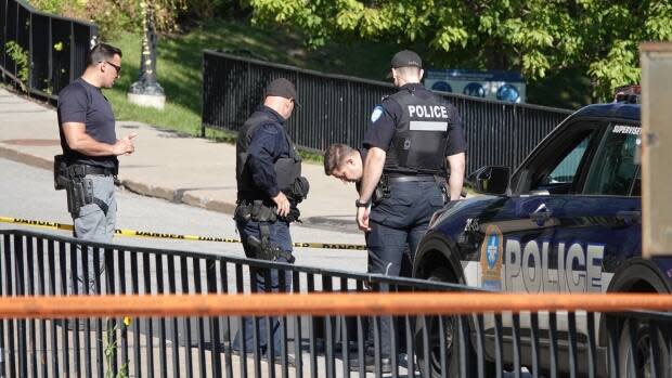 People were asked to leave the Dawson Hall, McCall MacBain Arts Building and Leacock Building as a precaution. Morning classes at these buildings were also cancelled. (François Sauvé/Radio-Canada - image credit)