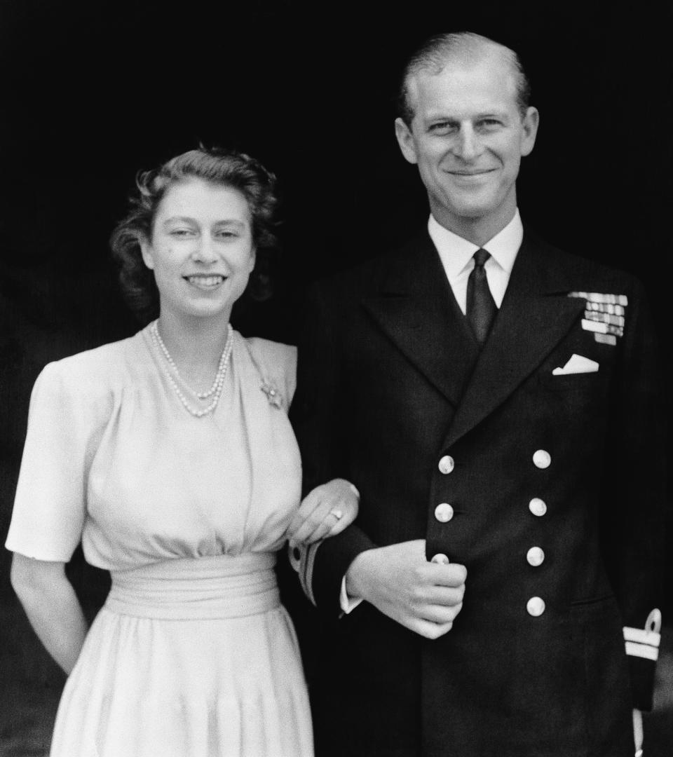 ARCHIVO – La princesa Isabel de Gran Bretaña con el teniente Felipe Mountbatten en Londres el 10 de julio de 1947. (Foto AP, archivo)